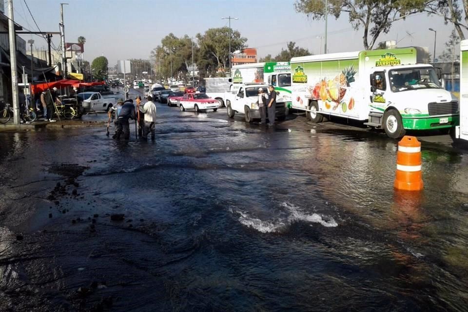 Caos vial por fuga de agua en Calzada Ermita Iztapalapa