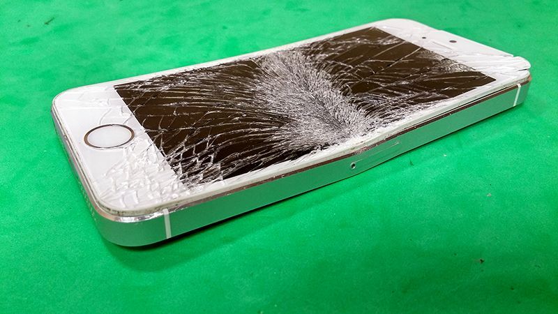 Video: mujer estrella camioneta contra negocio por no cambiarle su iPhone