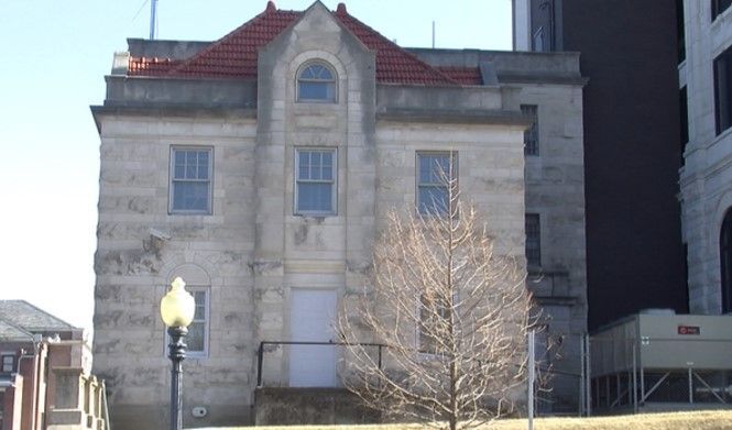 Ex reos demandan a cárcel que los dejó desnudos