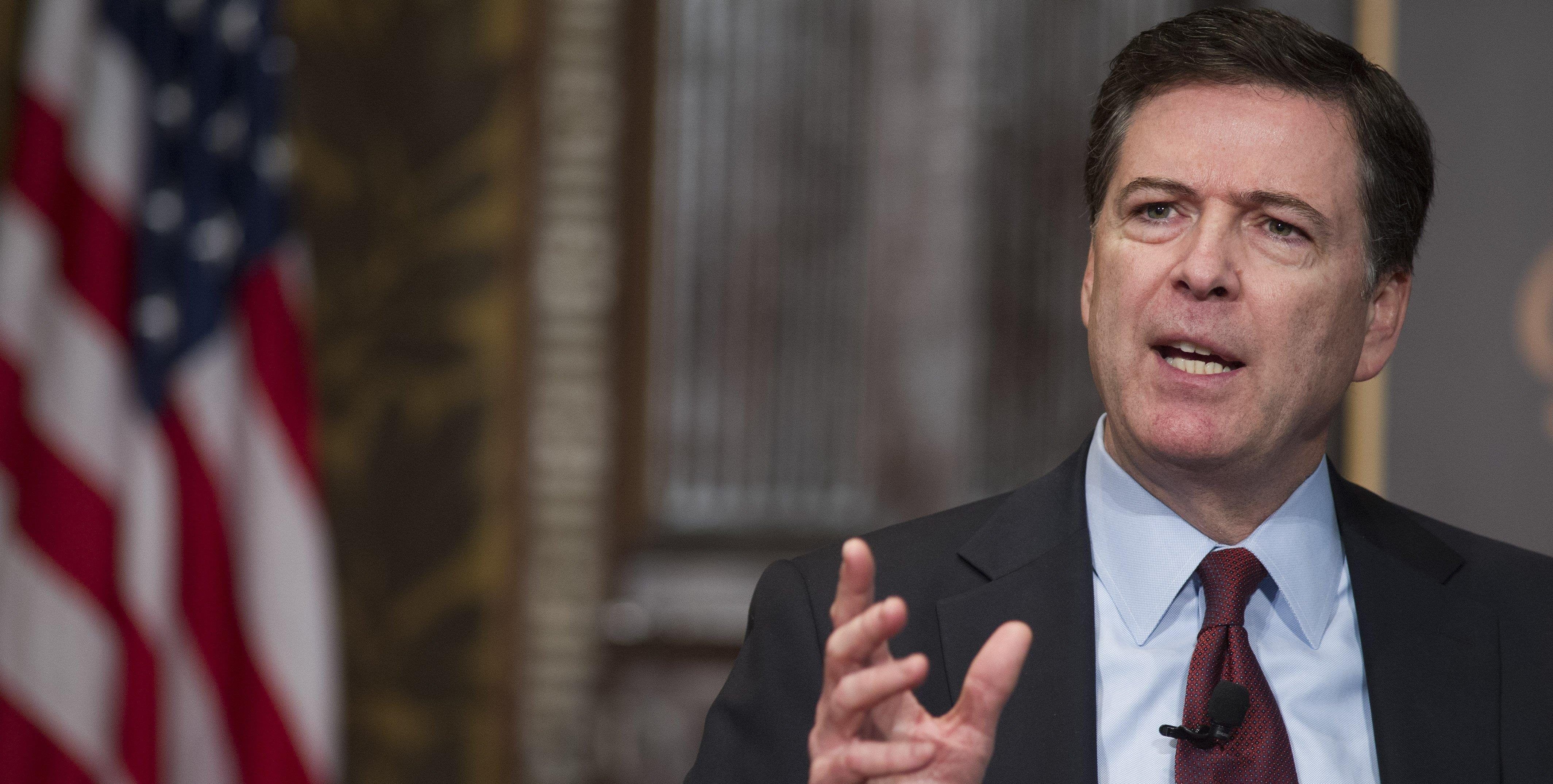 Departamento de Justicia investigará al FBI por emails de Clinton