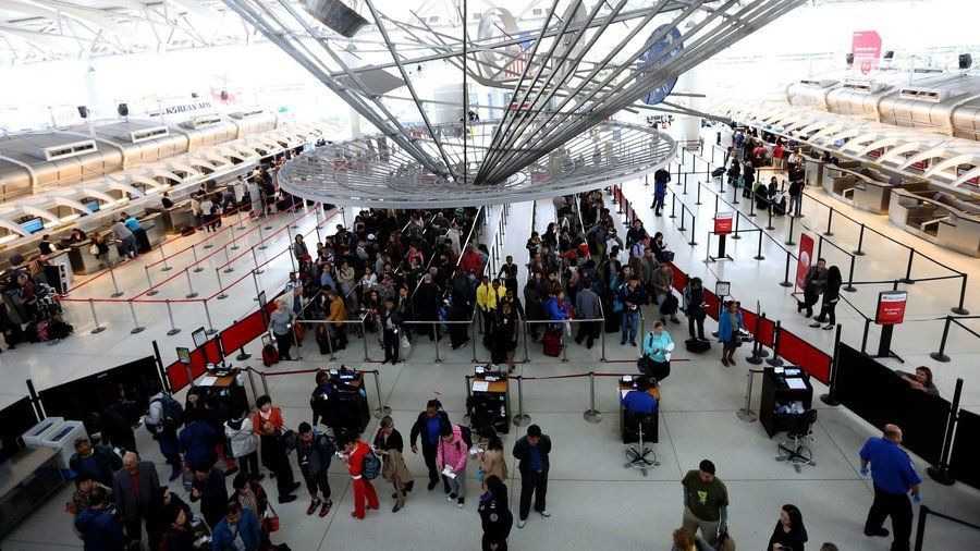 Simpatizante de Trump patea a mujer musulmana en aeropuerto