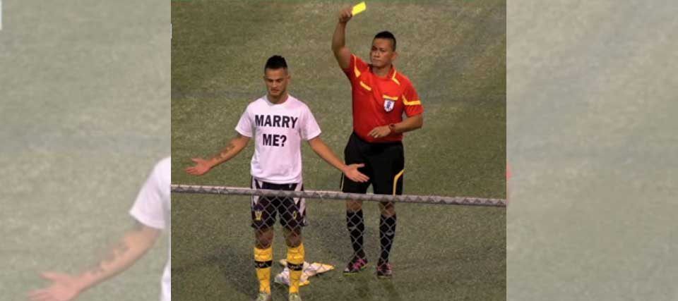 #Video Amonestan a jugador al pedir matrimonio durante partido