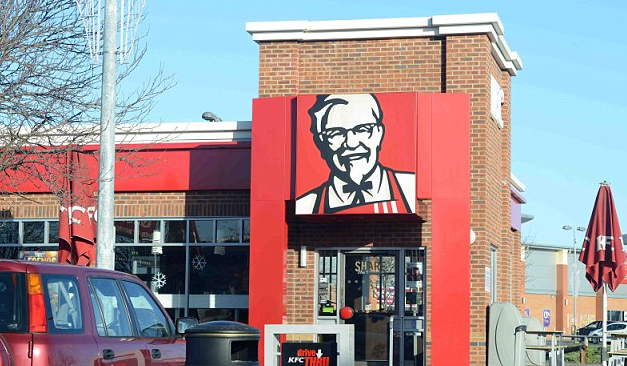 Multan a KFC por quemaduras en dos empleados
