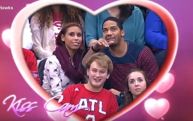 Hombre pierde el anillo de compromiso durante kiss cam