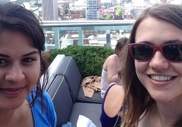 Amigas británicas viajan al extranjero debido al alto costo del tren en Inglaterra