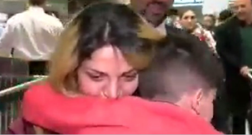 Video: madre e hijo se reúnen tras ser afectados por la política de visas de Trump
