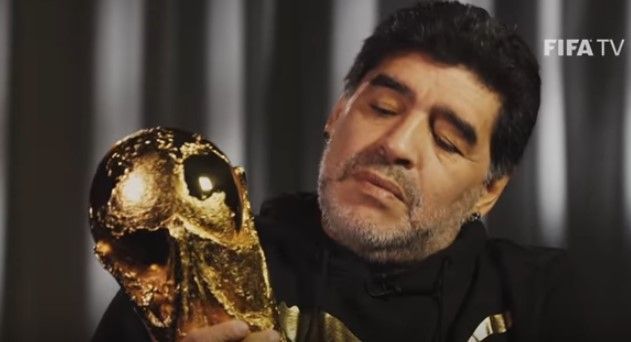 Maradona se reencuentra con la Copa del Mundo - maradona-copa-del-mundo-2