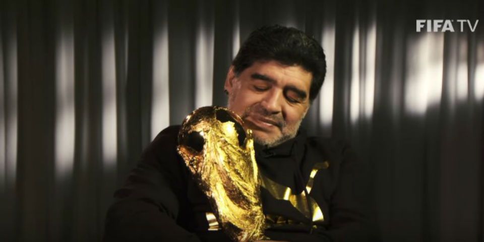 Maradona se reencuentra con la Copa del Mundo