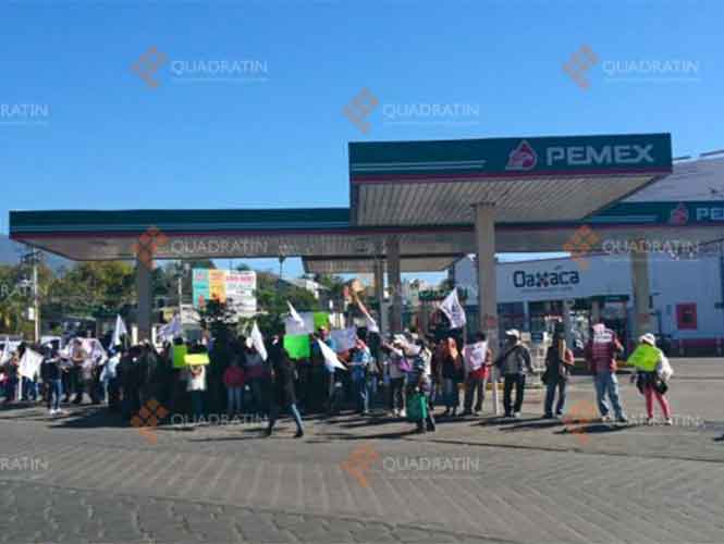 Padres de normalistas de Ayotzinapa toman gasolineras en Autopista del Sol