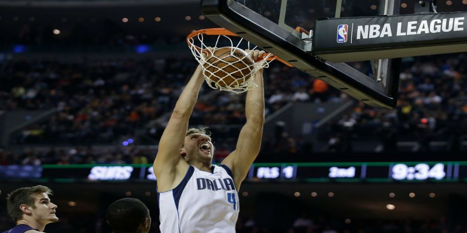 Mavericks se lleva duelo ante Suns celebrado en México