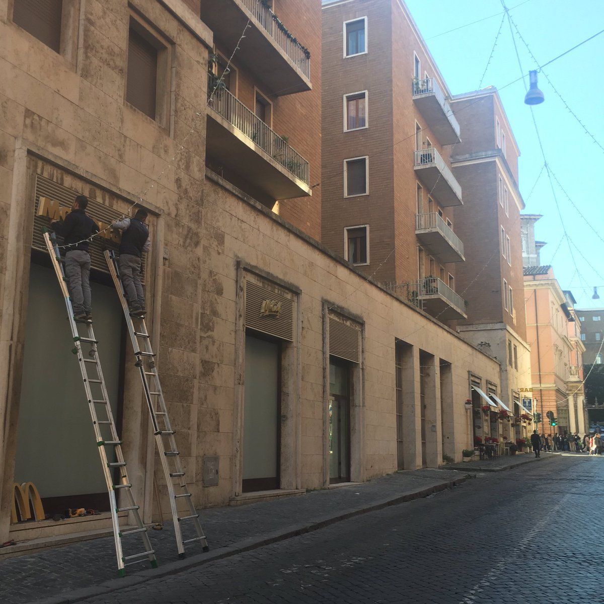 Abre McDonald’s en el Vaticano pese a polémica - mcdonalds-vaticano-2