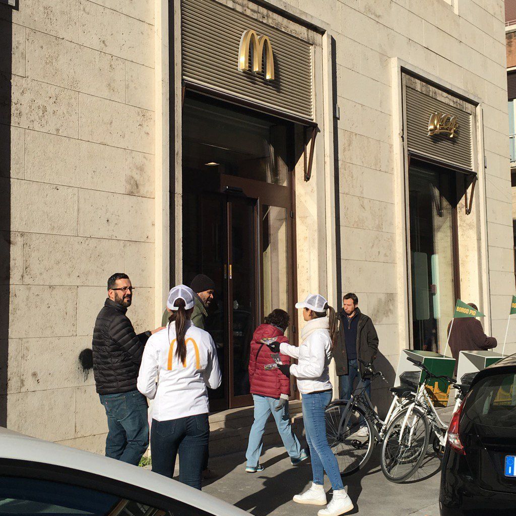 McDonald's del Vaticano regalará mil comidas a indigentes - mcdonalds-vaticano
