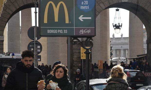 Acusan a McDonald's de usar a pobres para mercadotecnia en Roma - mcdonalds