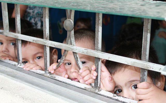 Dictan formal prisión a médico por venta de menores