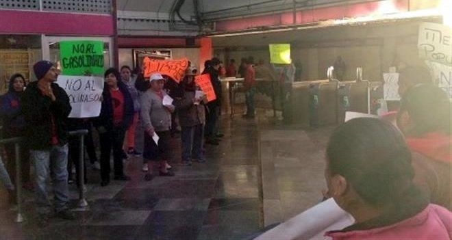 Manifestaciones en 14 estaciones del Metro por alza de la gasolina