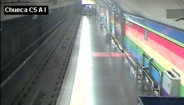 Video: policía salva a hombre que se desmayó en el Metro de Madrid