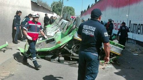 Video: tres pasajeros muertos y 20 lesionados al caer microbús