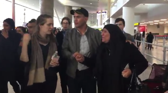 Video: soldado se reúne con su madre, retenida en aeropuerto por política de Trump Video: soldado se reúne con su madre, retenida en aeropuerto por política de Trump