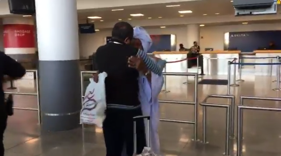 Video: familia de migrantes se reencuentra en Nueva York