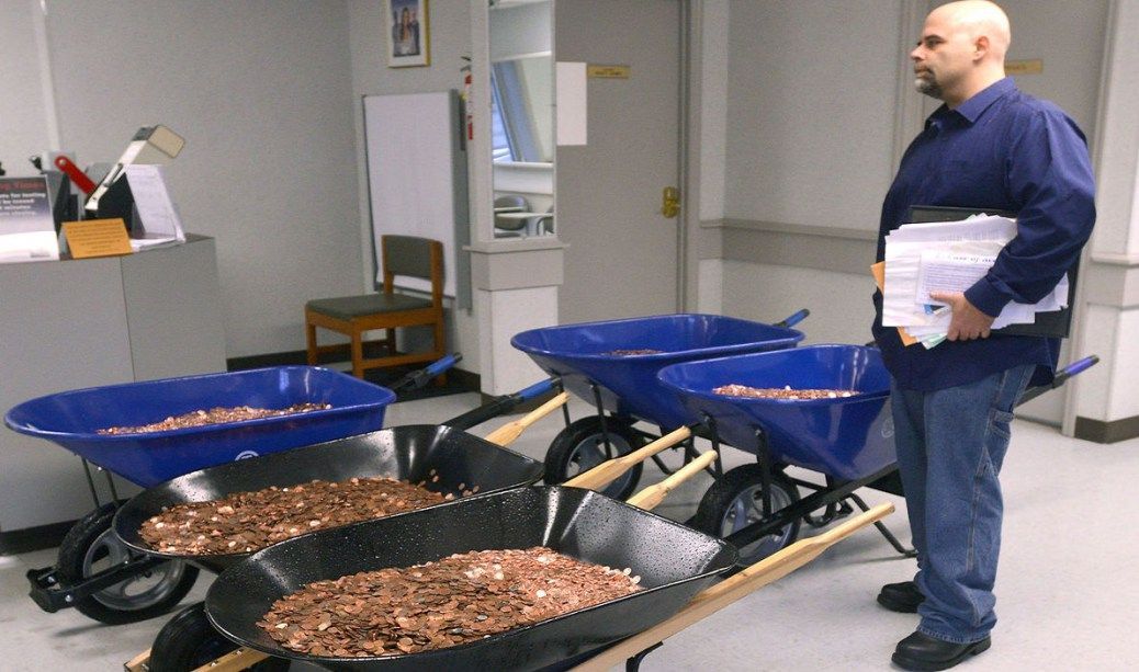 Hombre paga con 300 mil monedas de un centavo
