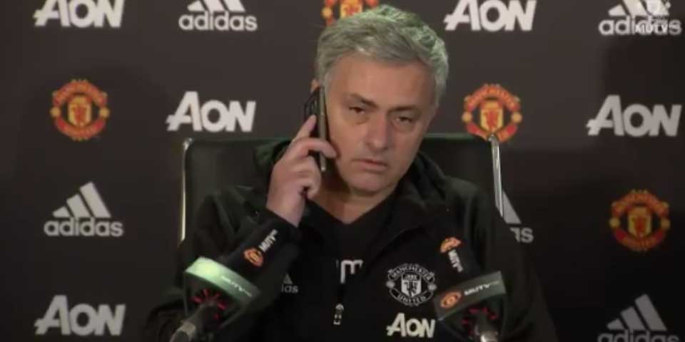 Video: Mourinho contesta teléfono de reportero en rueda de prensa