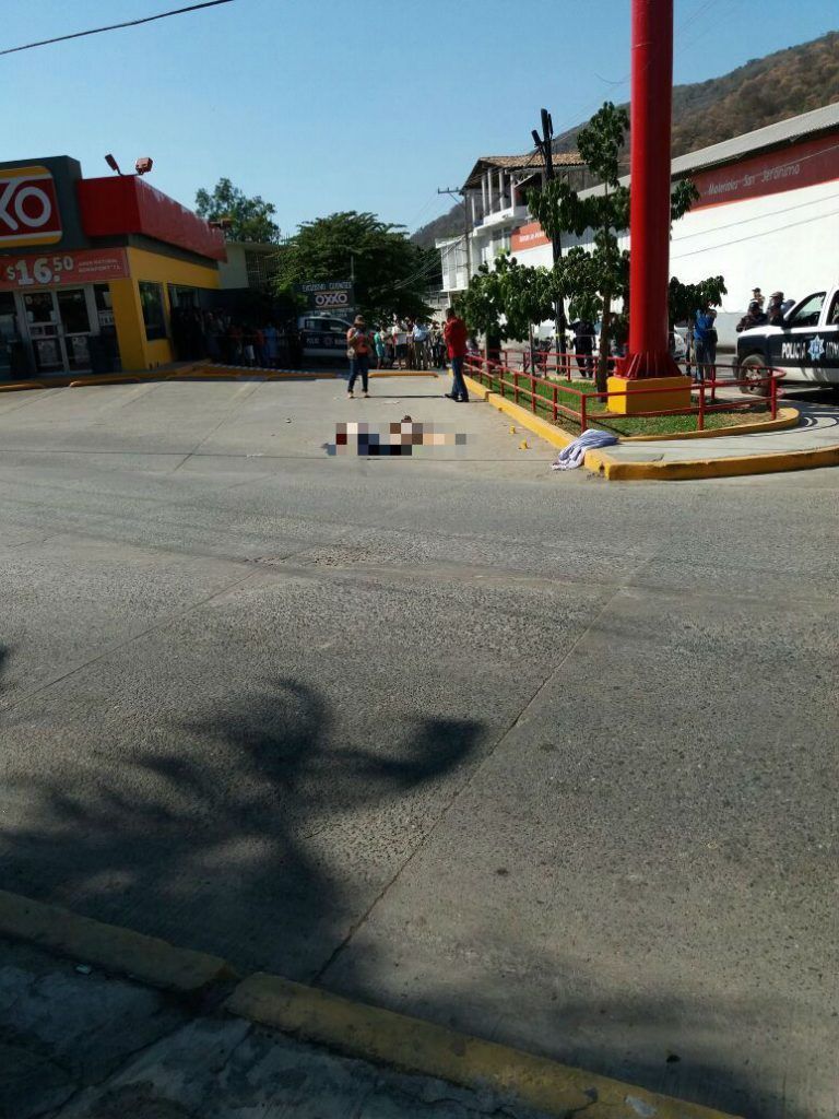 Matan a dos personas afuera de un Oxxo en Zihuatanejo - muertos-oxxo-ixtapa-768x1024