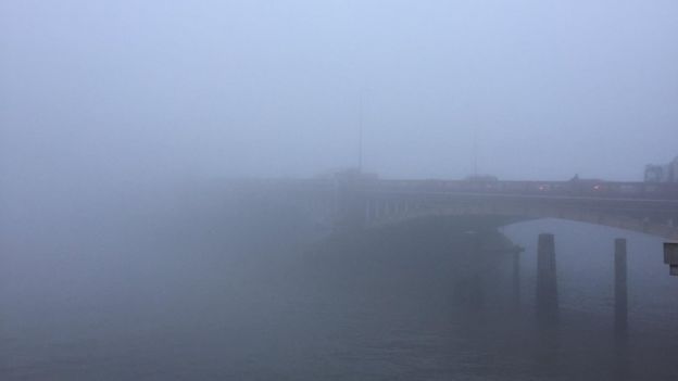 Cancelan al menos 100 vuelos en Londres por niebla - niebla-londres-1