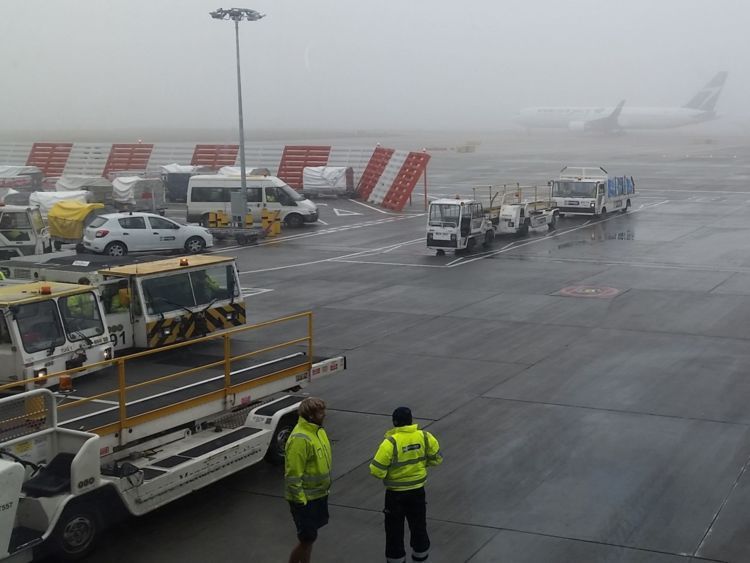 Cancelan al menos 100 vuelos en Londres por niebla - niebla-londres-2