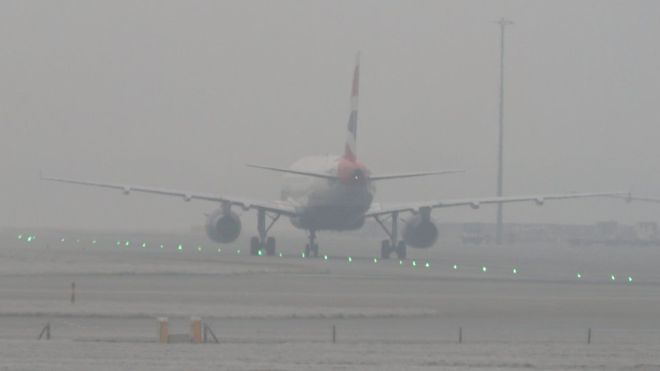 Cancelan al menos 100 vuelos en Londres por niebla