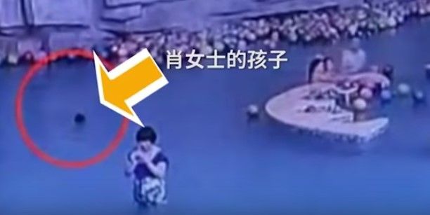 Video: niño se ahoga mientras su madre veía el celular