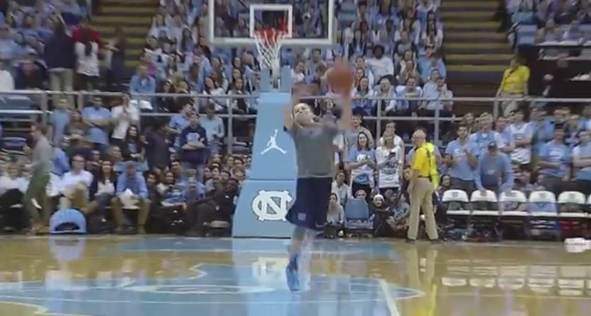 Video: niño de 11 años encesta tres veces desde media cancha