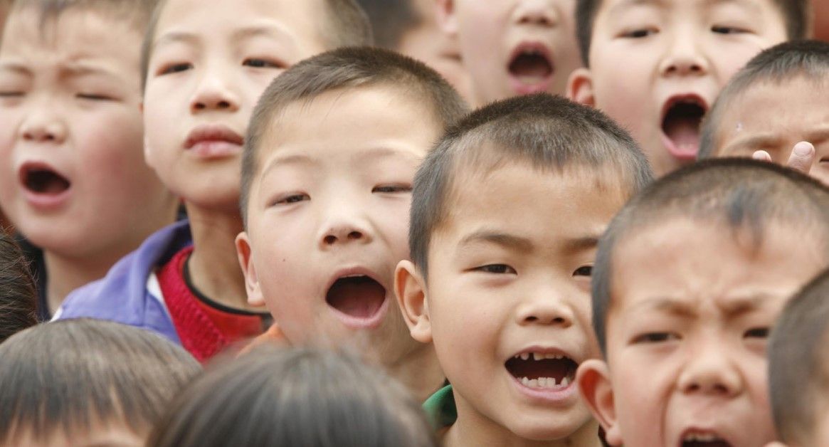 Hombre acuchilla a 12 niños en un kínder