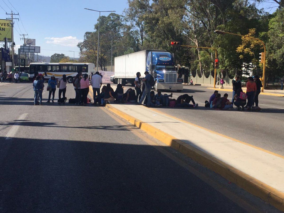 Normalistas toman carreteras y casetas en Oaxaca