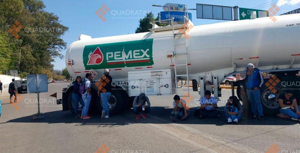 Normalistas toman carreteras y casetas en Oaxaca - normalistas-oaxaca-1-1024x521