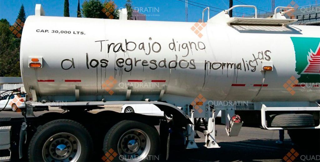 Normalistas toman carreteras y casetas en Oaxaca - normalistas-oaxaca-1024x521