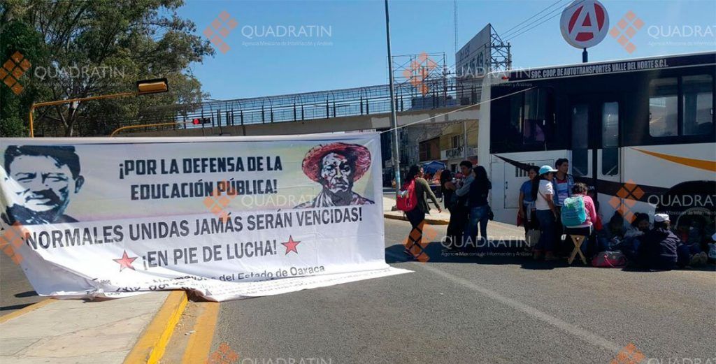 Normalistas toman carreteras y casetas en Oaxaca - normalistas-oaxaca-2-1024x521
