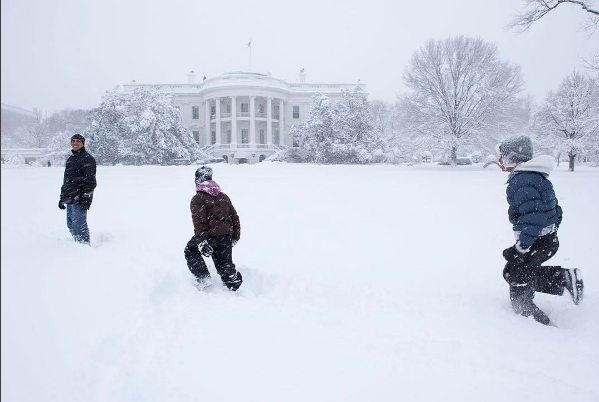 El día preferido del fotógrafo de la Casa Blanca - obama-nieve-3