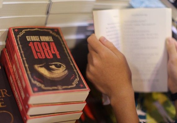 ¿Por qué ‘1984’ de Orwell se convirtió en el libro más vendido en EE.UU.?