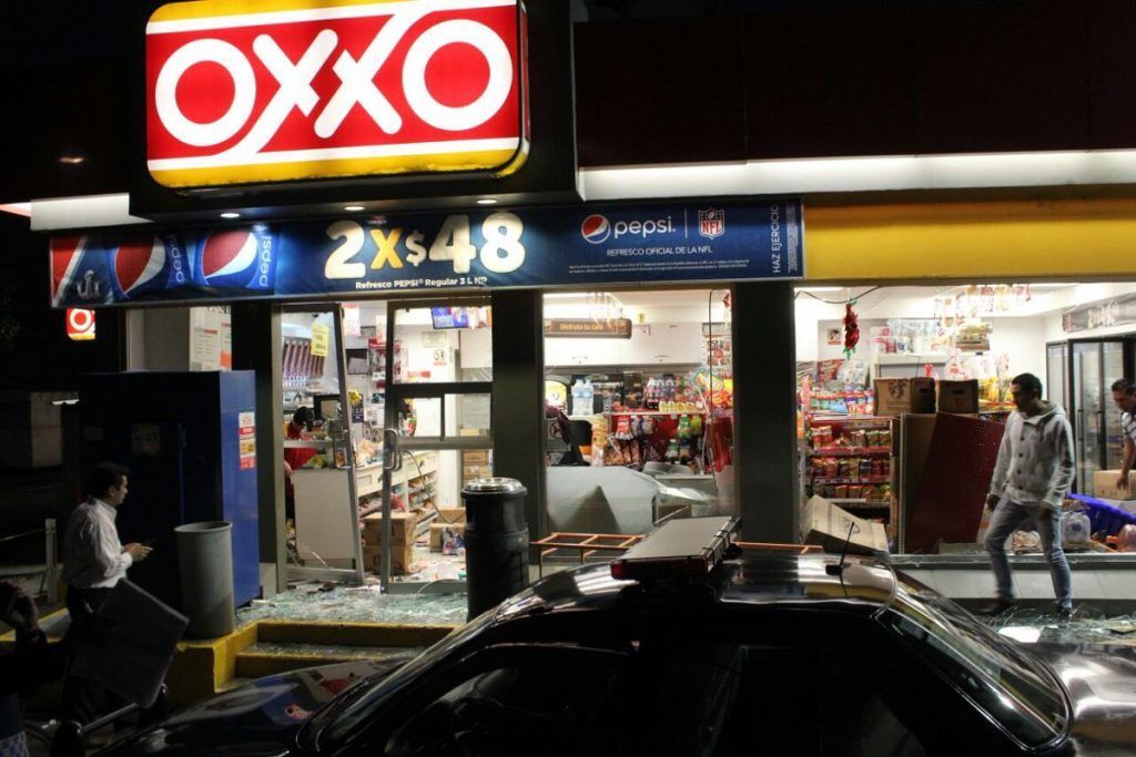 PGJ abre investigaciones por robo agravado y ataques a vías de comunicación - oxxo-saqueo-1024x683