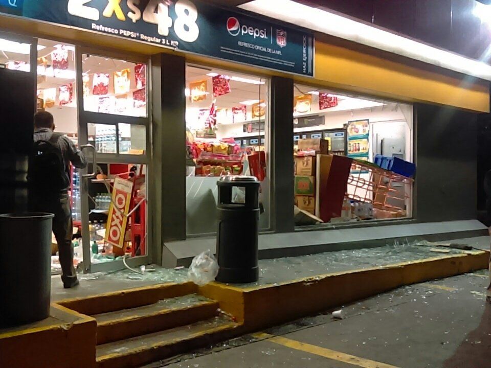 Suman 106 detenidos por saqueos en la Ciudad de México - oxxo-saqueo-2