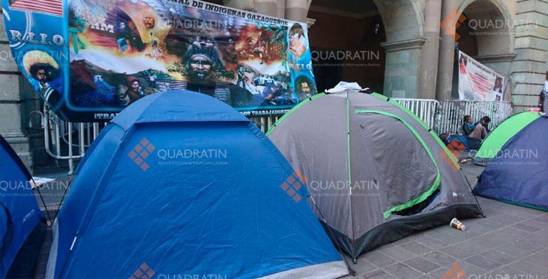 Normalistas invaden Zócalo de Oaxaca