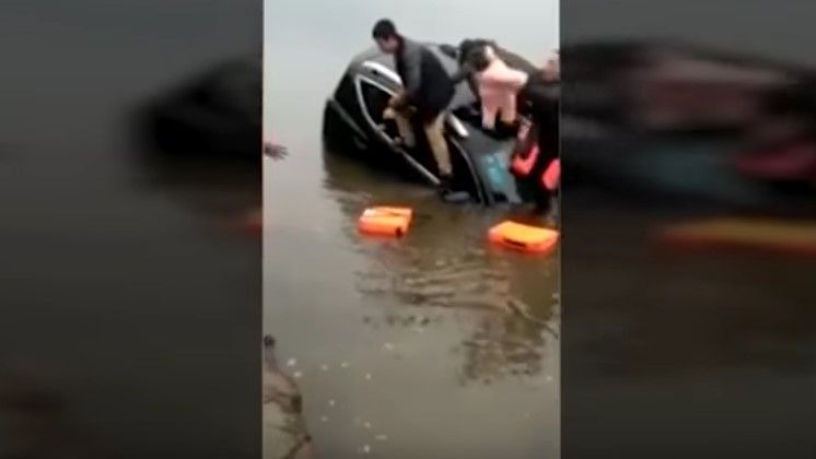 Video: padre lanza a bebé durante rescate