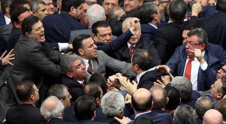 Votación acaba en golpes en el parlamento turco