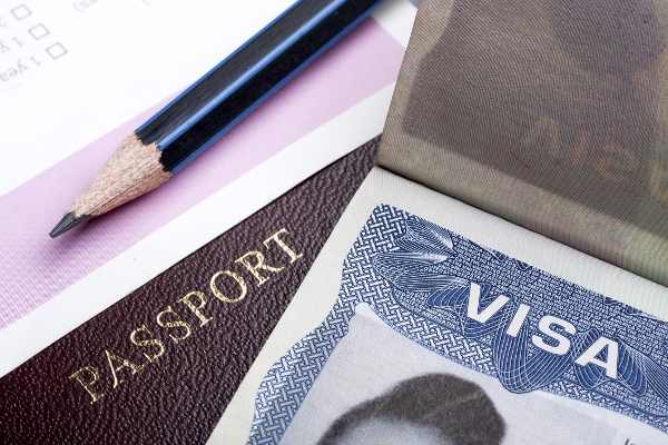Dará EE.UU. visas para emprendedores - passport-and-visa-600x400