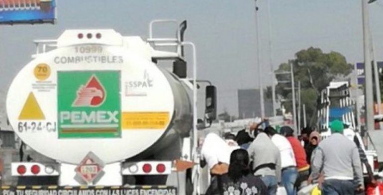 Vecinos de Ecatepec saquean pipa de PEMEX - pipa-ecatepec