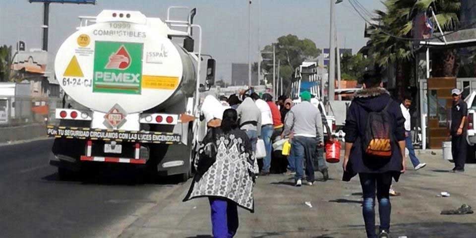 Vecinos de Ecatepec saquean pipa de PEMEX