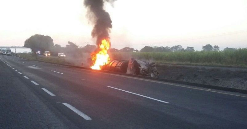 Pipa con turbosina se incendia en Veracruz