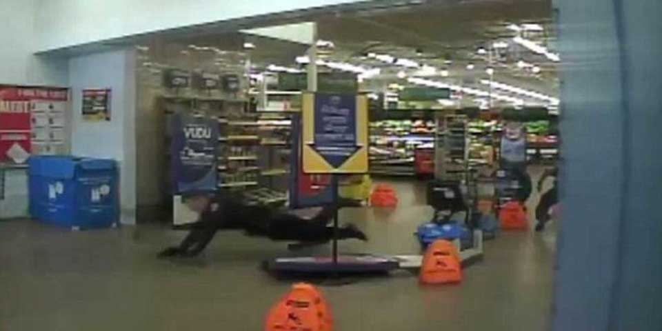 Video: sujeto embosca y dispara a policías dentro de Walmart