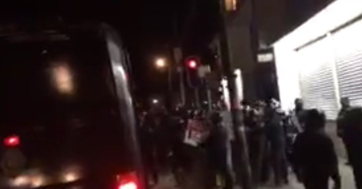 Video: policías se llevan pantallas de televisión