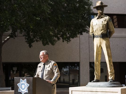 Identifican como mexicano a hombre que atacó a policía en Arizona